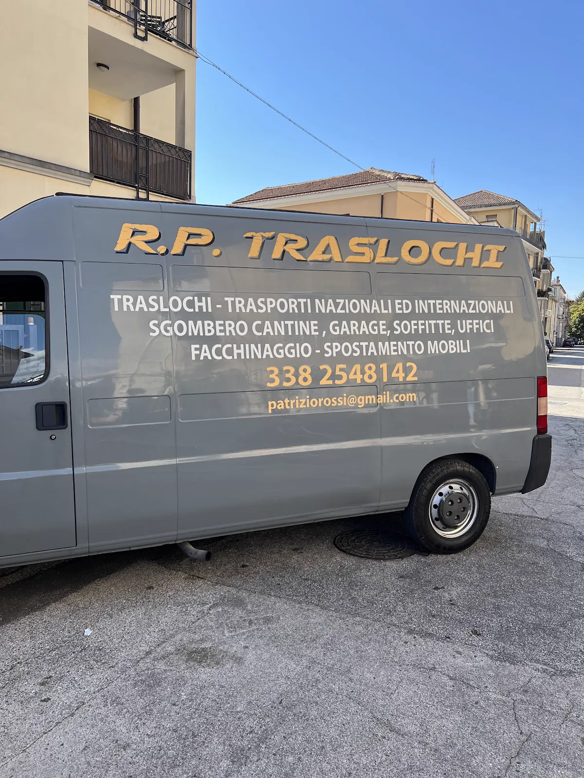 Il furgone di R.P. Traslochi con l’elenco dei servizi