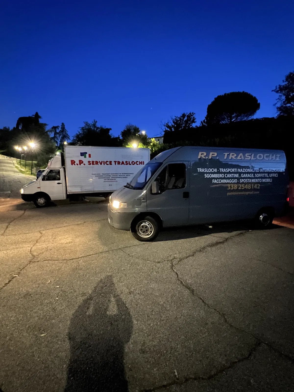 Il furgone e il camion di R.P. Traslochi