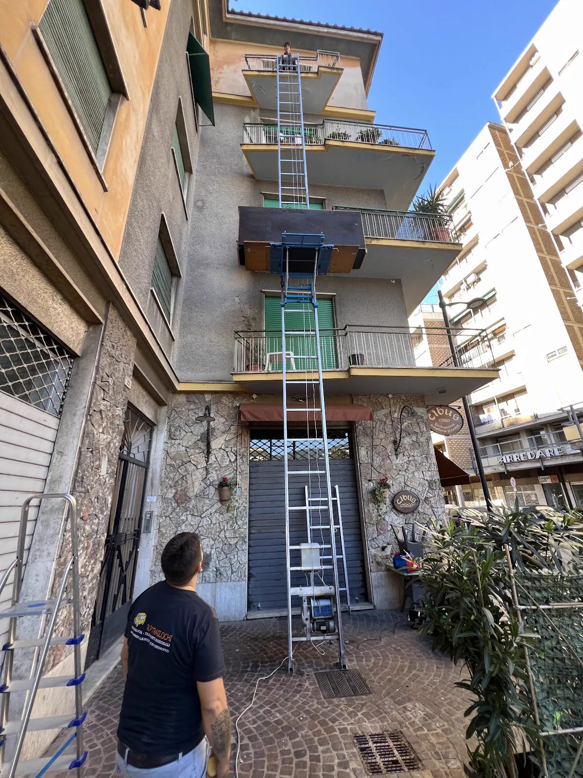 Montacarichi appoggiato alla facciata durante un trasloco